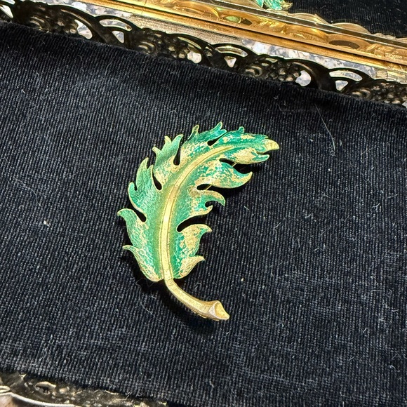 Vintage Mamselle Gold Tone Green Leaf Brooch Pin Signed Mid Century Jewelry - Picture 2 of 3
